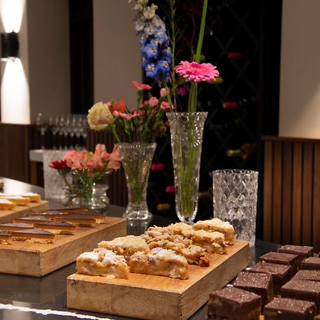 Pestana Amsterdam Riverside Exterior foto A selection of desserts