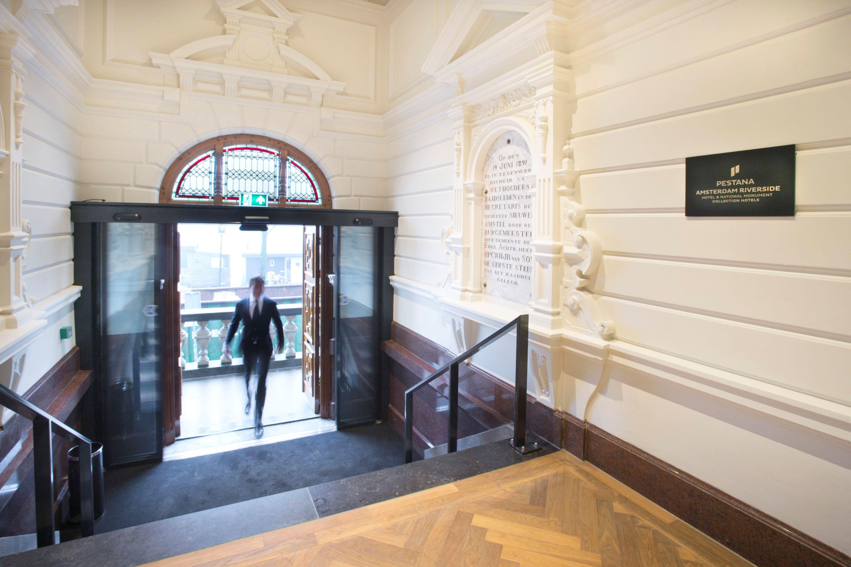 Pestana Amsterdam Riverside Exterior foto Entrance to the American Academy of Music