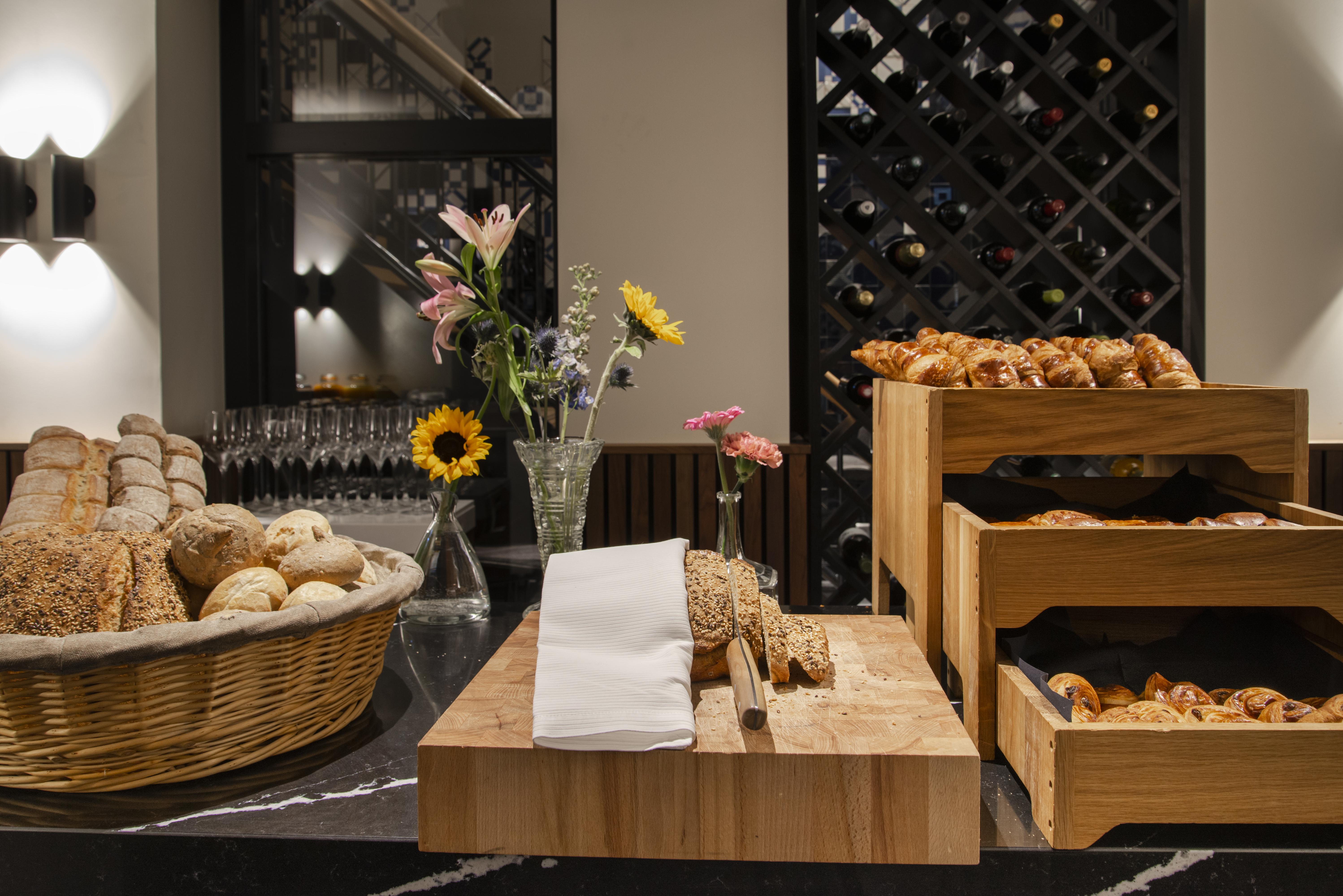 Pestana Amsterdam Riverside Exterior foto Bread and pastry at a buffet