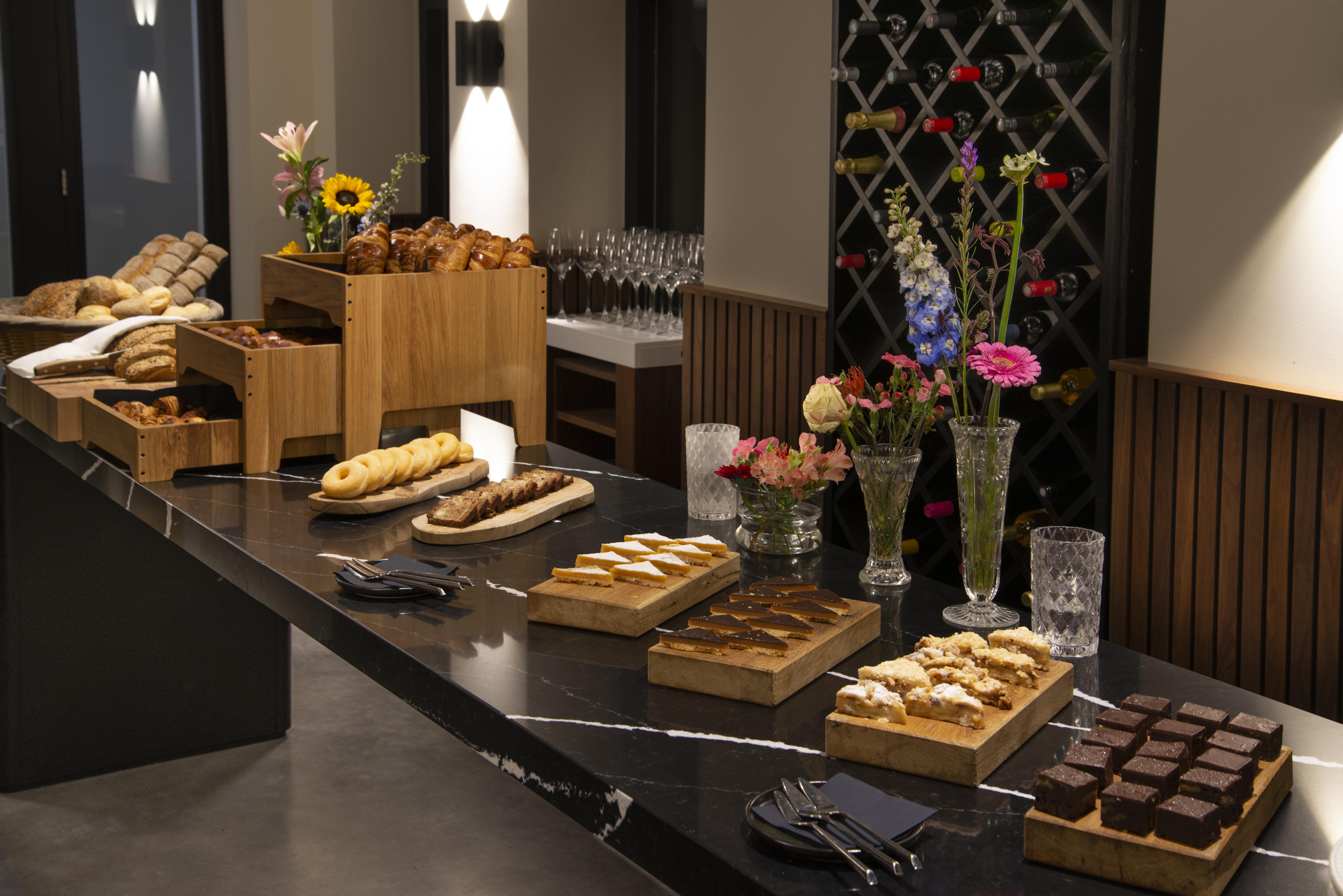 Pestana Amsterdam Riverside Exterior foto A buffet at a hotel