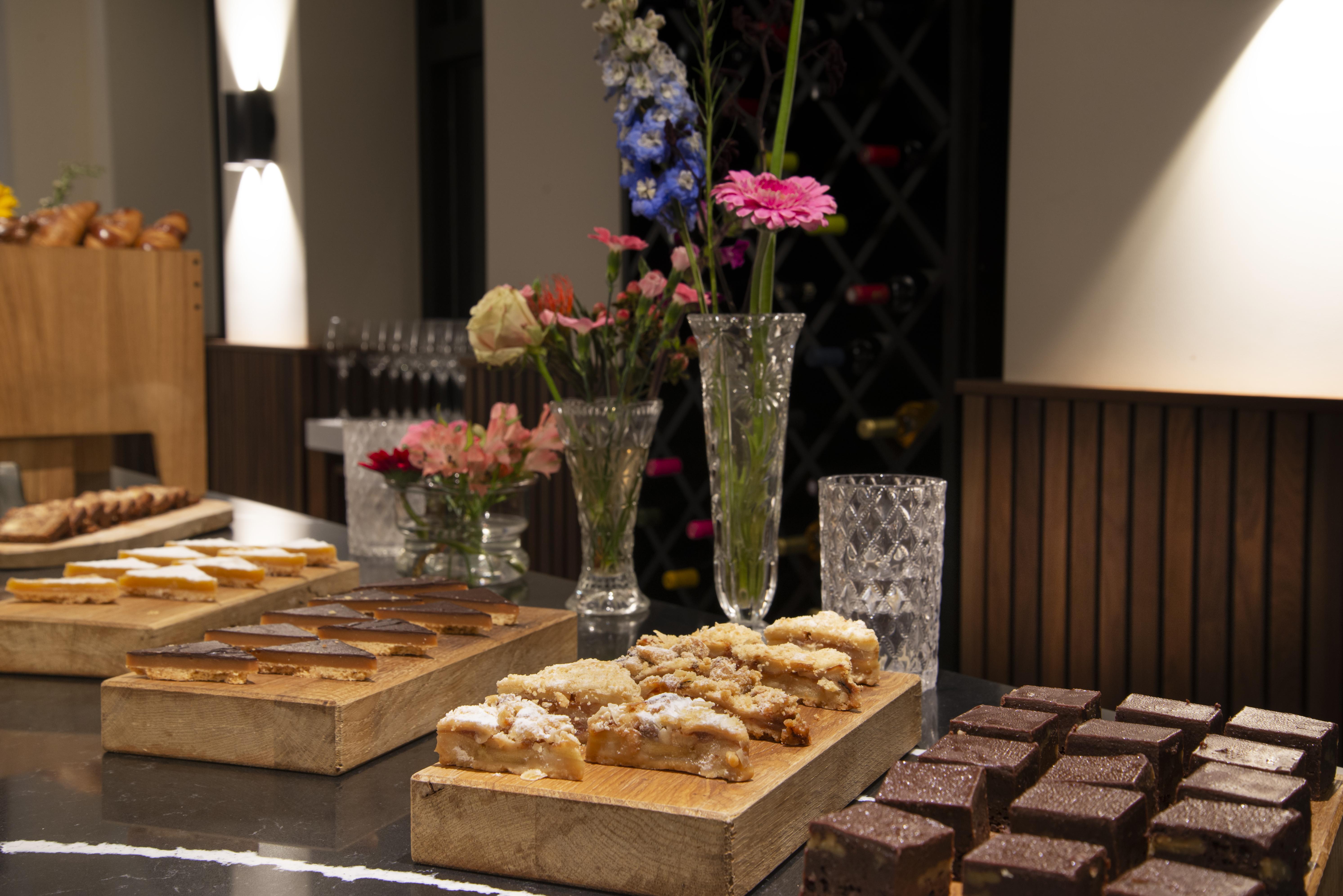 Pestana Amsterdam Riverside Exterior foto A selection of desserts