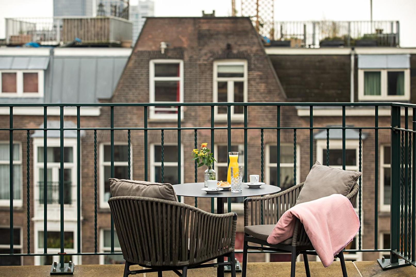 Pestana Amsterdam Riverside Exterior foto A balcony in Amsterdam